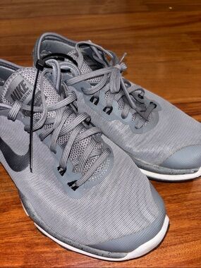 Nike women’s Light Gray Athletic Running Shoes 8.5